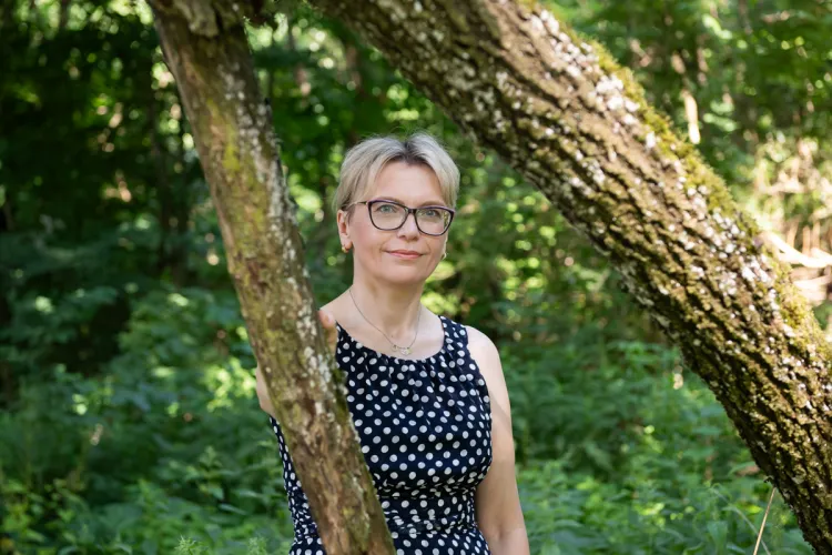 Profesor Katarzyna Kocur-Bera na tle drzewa 