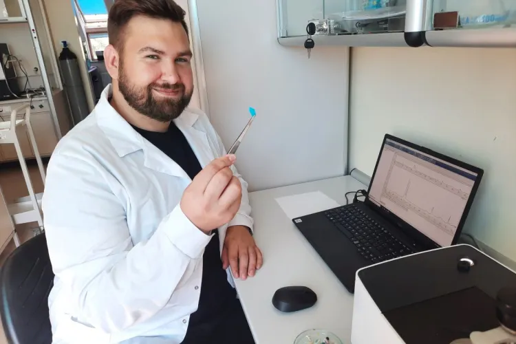 Piotr Jachimowicz siedzi przy biurku