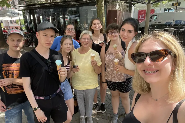 studenci stoją selfie