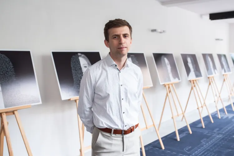 Miłosz Pawlak na tle wystawy "Depresja wśród studentów"