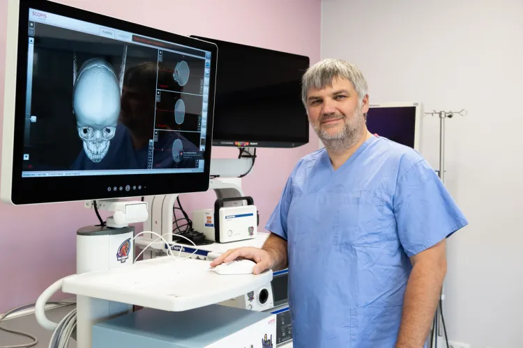 Prof. Dawid Larysz przy monitorze