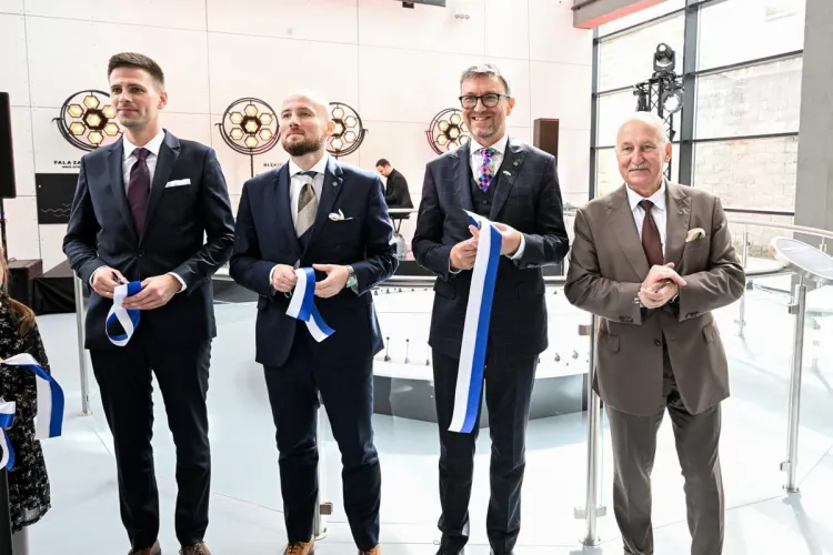 Oficjalne przecięcie wstęgi. Od lewej: Mateusz Pikuliński, Bogusław Stec, Jerzy Przyborowski, Gustaw Marek Brzezin