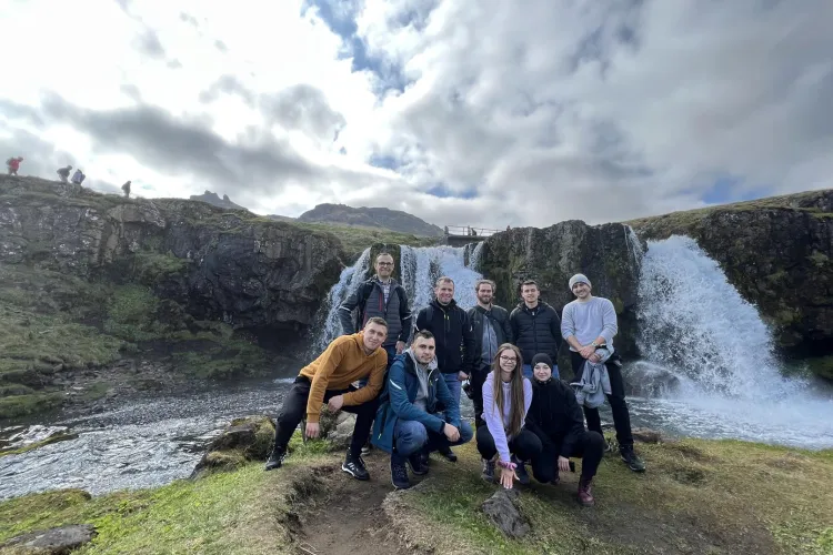 studenci UWM pozują na tle wodospadu