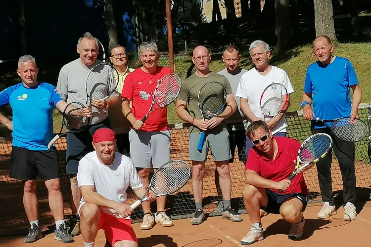 uczestnicy turnieju pozują na korcie