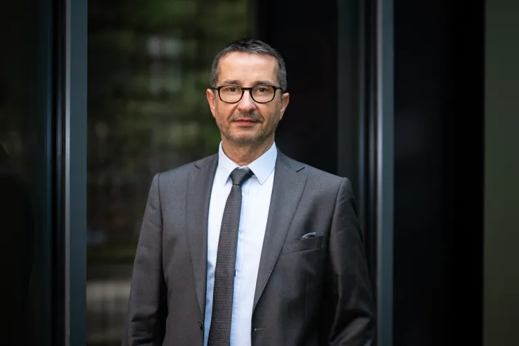 Prof. Włodarczyk stoi w garniturze