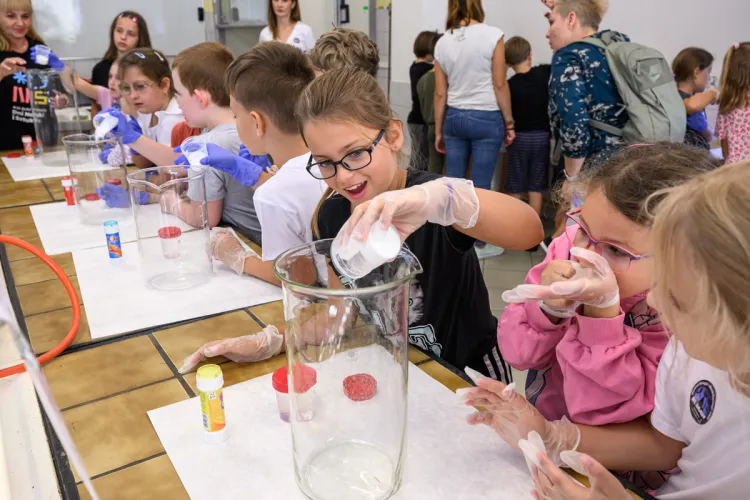 Olsztyńskie Dni Nauki i Sztuki - dzieci uczestniczące w wydarzeniu