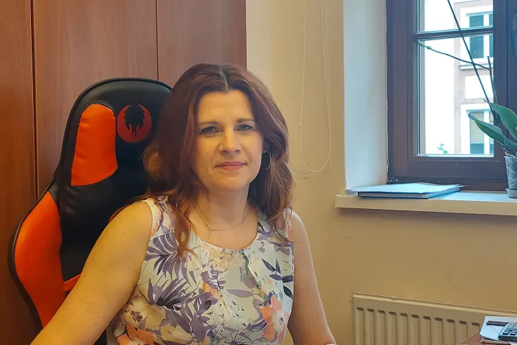 Anna Nynca siedzi przy biurku