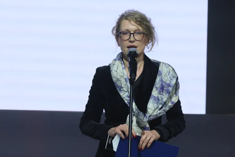 Maria Libura stoi przy mikrofonie