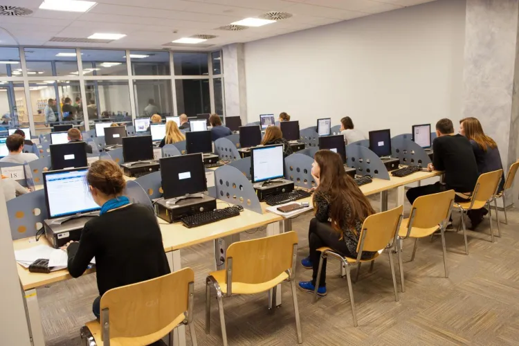 wnętrze biblioteki uniwersyteckiej 