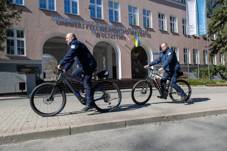 Strażnicy uniwersyteccy na rowerach