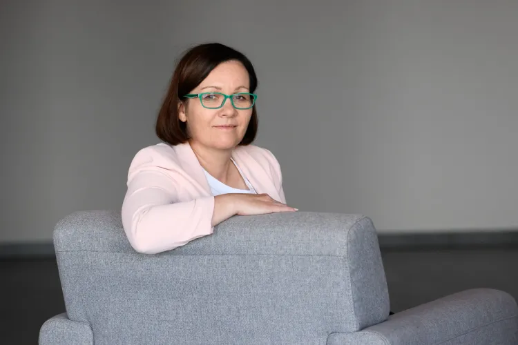 Małgorzata Ciczkowska-Giedziun siedzi na kanapie