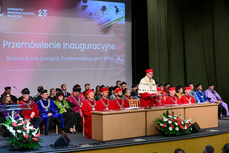 Rektor UWM podczas inauguracji roku akademickiego