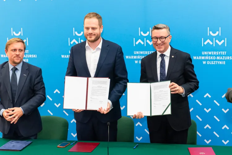 Minister cyfryzacji i rektor UWM z podpisanymi listami intencyjnymi