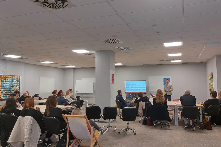 Młodzież siedzi na spotkaniu z Biurem Karier