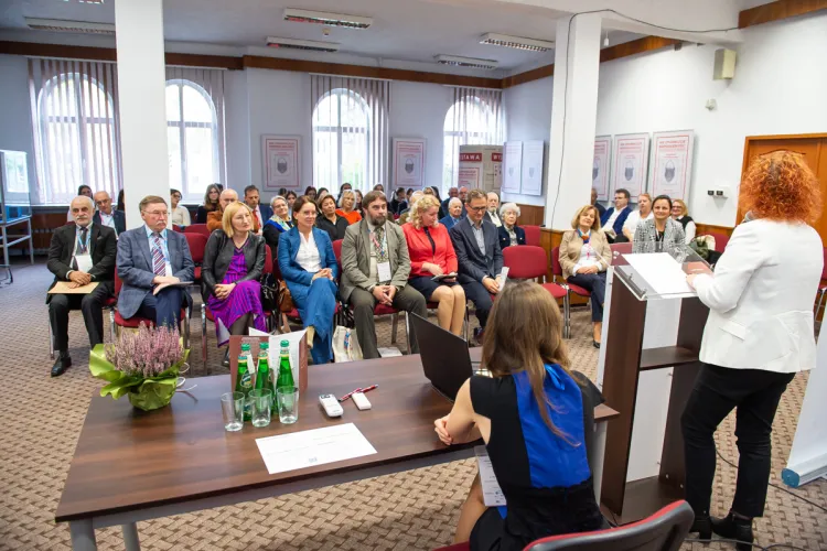 Uczestnicy konferencji o KEN siedzą w auli