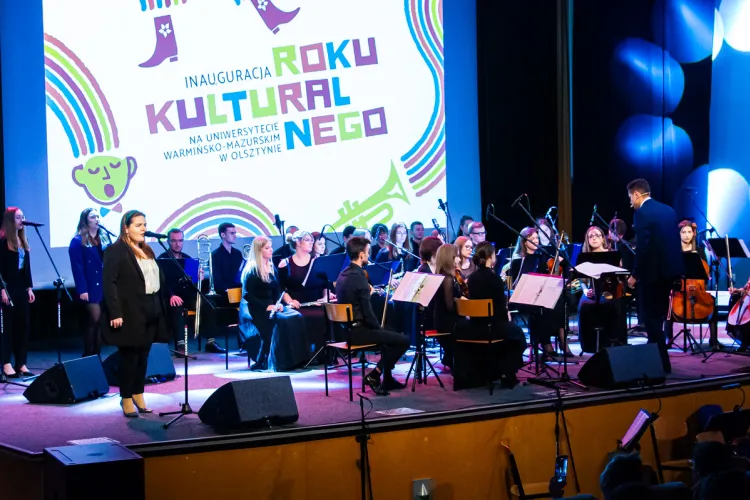 Inauguracja roku kulturalnego 2023/2024. Na scenie Orkiestra Akademicka i Studio Wokalne UWM