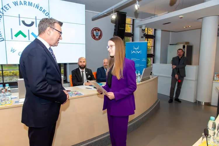 Aleksandra Cichowska odbiera gratulacje od rektora prof. Jerzego Przyborowskiego