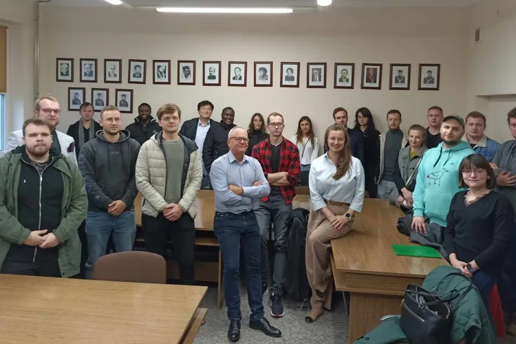 Paweł Brzuzan i przedstawiciele Szkoły Doktorskiej UWM