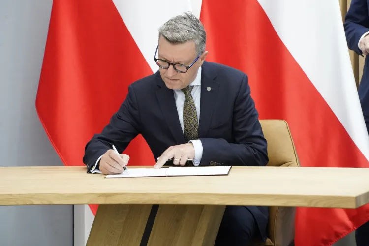 Rektor UWM podpisuje list intencyjny