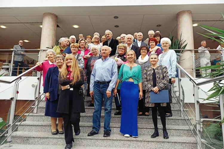 Członkowie grupy A*R*T stoją na schodach