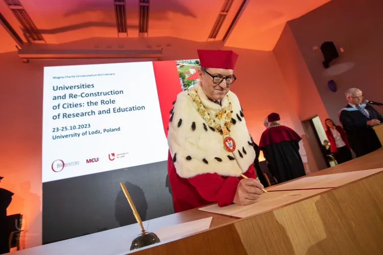 Rektor UWM podpisuje Magna Charta Universitatum