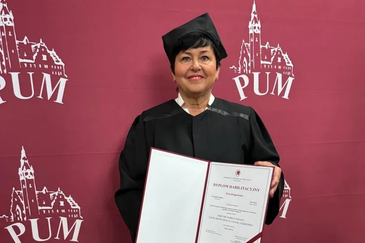 Dr hab. Ewa Kupcewicz z dyplomem 