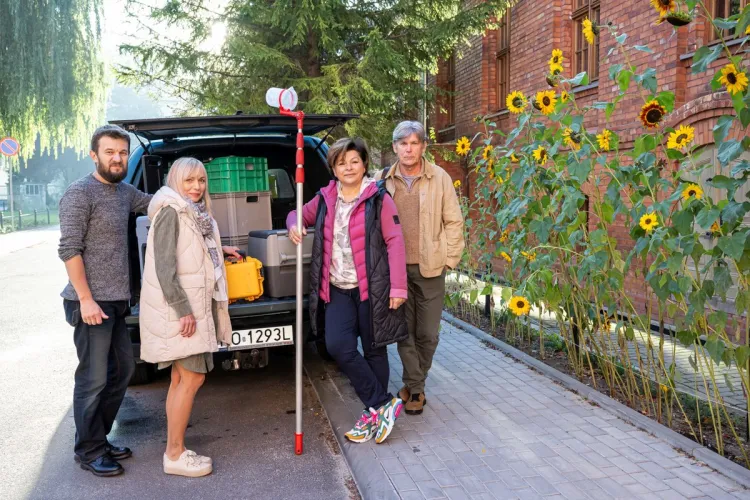  naukowcy stoją przed autem 