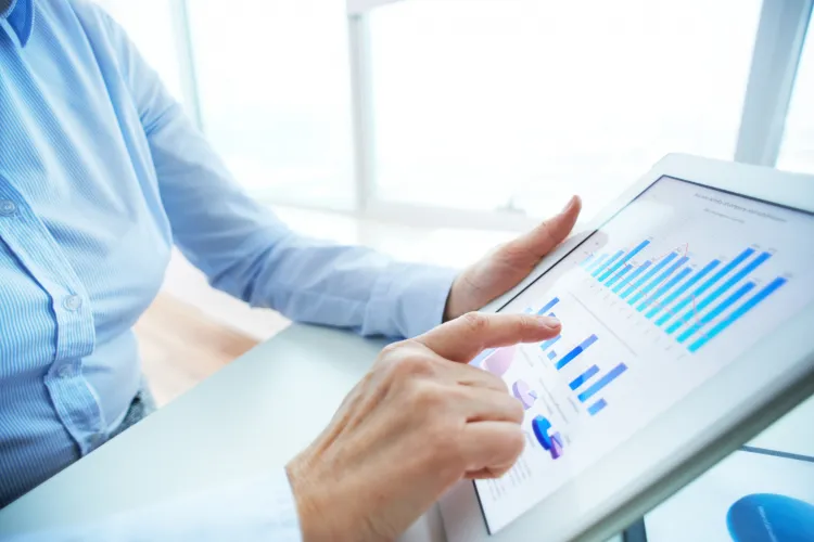 Człowiek przeglądający statystyki