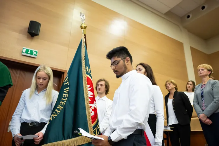 moment ślubowania studentów zagranicznych