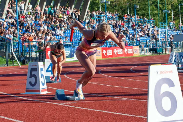 Biegaczka podczas memoriału w Kortowie