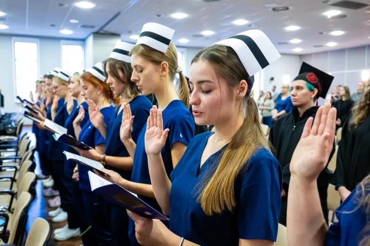 Pielęgniarki składają przysięgę 