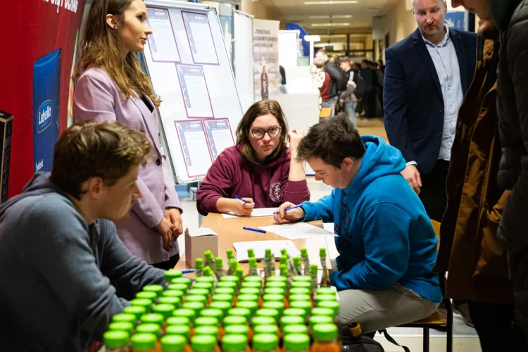 Studenci wypełniający test od firmy Tymbark