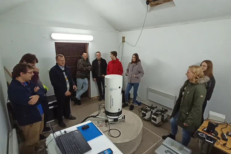 Studenci wokół absolutnego grawimetru kwantowego