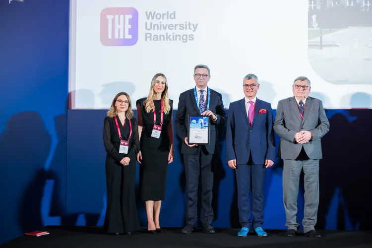 Prof. Jerzy Przyborowski (trzeci z lewej) odbiera certyfikat dot. udziału UWM w rankingu THE