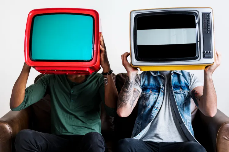 Ludzie z telewizorami Fot. rawpxel/freepik