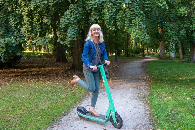 Agnieszka Dawidowicz na hulajnodze