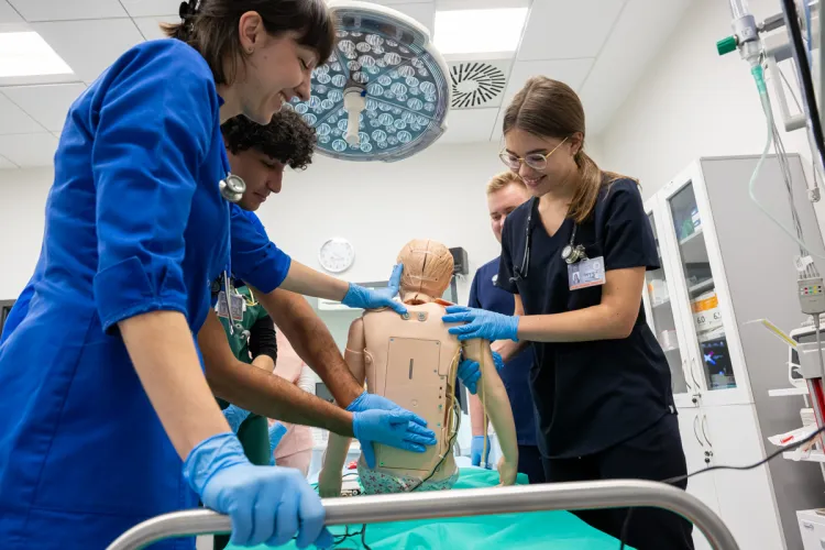 Studenci kierunku lekarskiego podczas zajęć