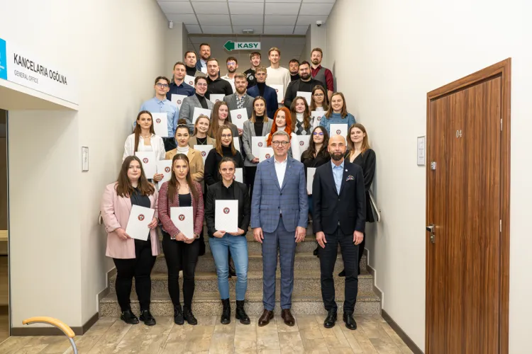 Rektor UWM i prorektor UWM ds. studenckich pozują z laureatami nagród dla studentów
