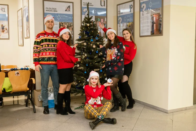 Studenci przy choince na Wydziale Humanistycznym/ Fot. Maciej Piórek