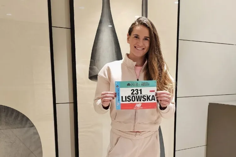 Aleksandra Lisowska pozuje z numerem startowym/Fot. Archiwum prywatne Aleksandry Lisowskiej