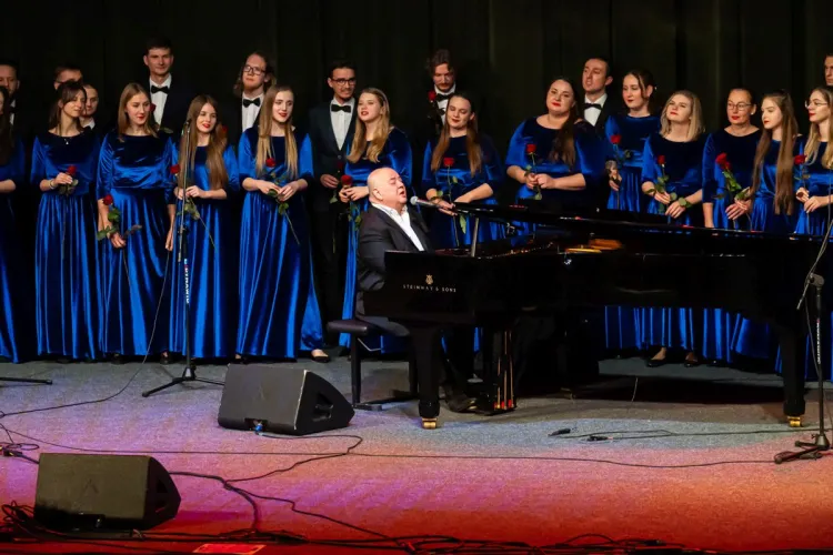 Stanisław Soyka śpiewa z chórem Wawrzyczki na scenie
