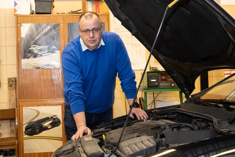 Piotr Szczyglak przy samochodzie