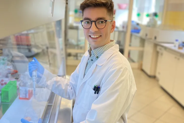 Karol Mierzejewski podczas pracy w laboratorium