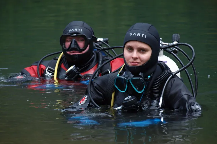 płetwonurkowie w wodzie