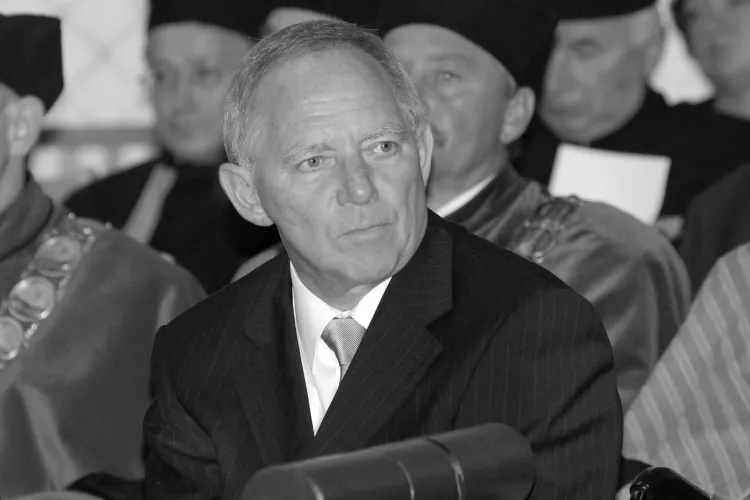 Wolfgang Schäuble siedzi i patrzy przed siebie