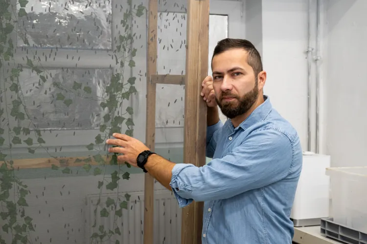 Dr hab. inż. Michał Krzyżaniak, prof. UWM prezentuje hodowlę owadów