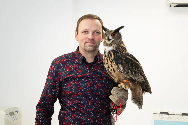 Tomasz Stenzel z sową