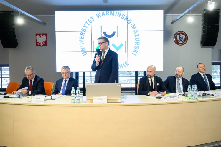 Prof. Jerzy Przyborowski przemawia podczas styczniowych obrad Senatu