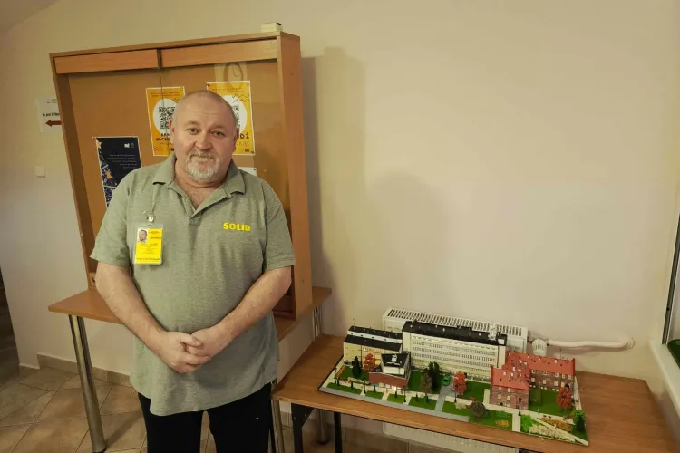 Jacek Duczek stoi obok swojej makiety