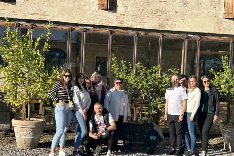 studenci pozują  przed uniwersytetem